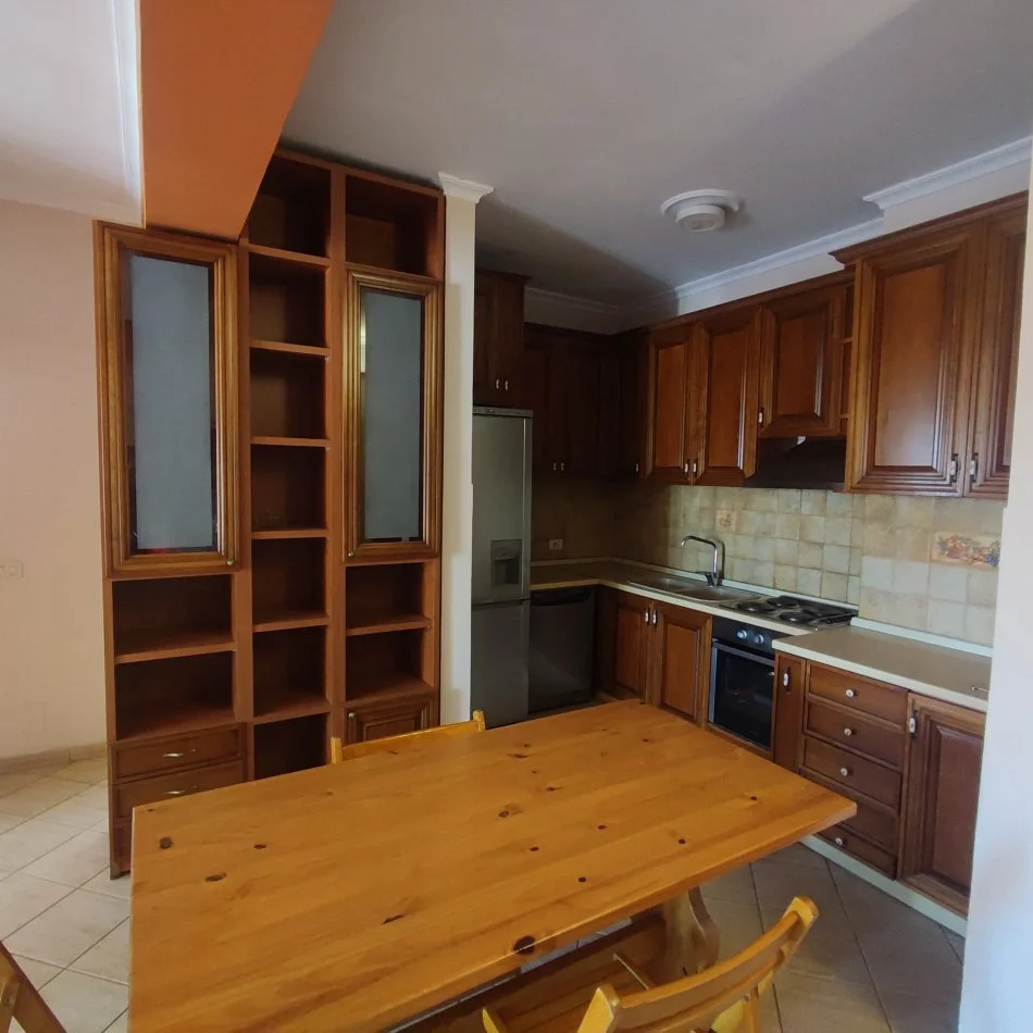 Tirane, jepet me qera apartament 2+1 Kati 10, 100 m² 700 € (Rruga kavajes)