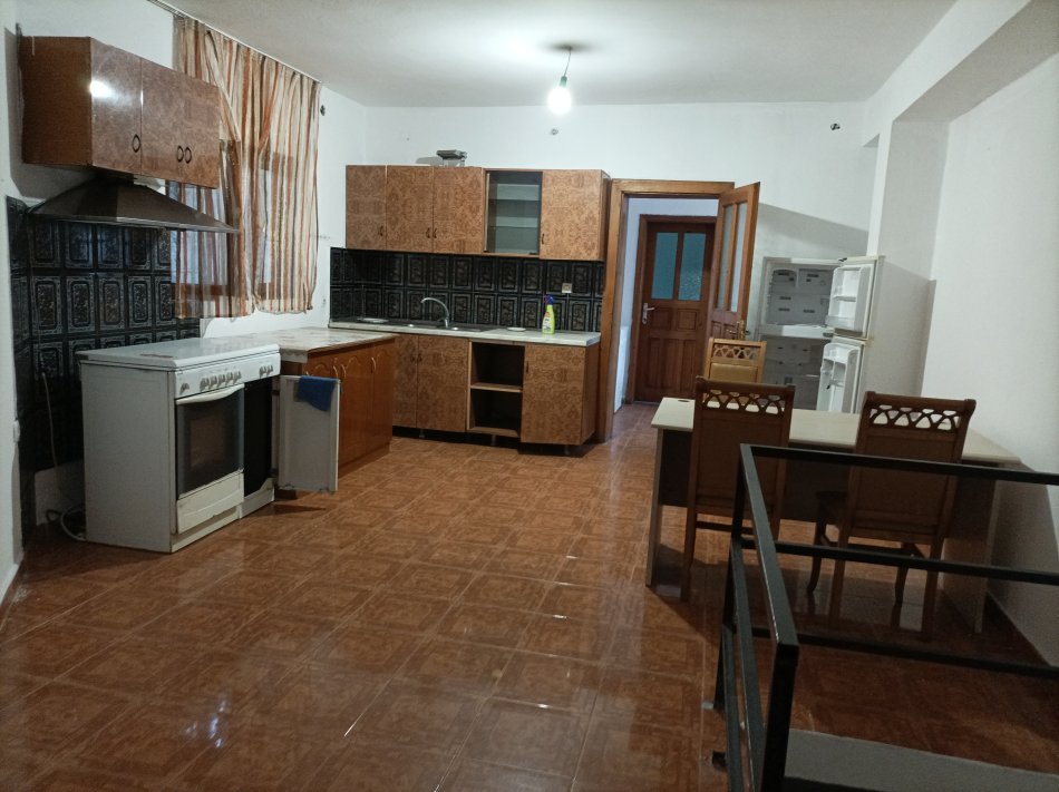 Tirane, jepet me qera shtepi 2+1+Aneks+Ballkon Kati 0, 120 m2, 50 000 leke²