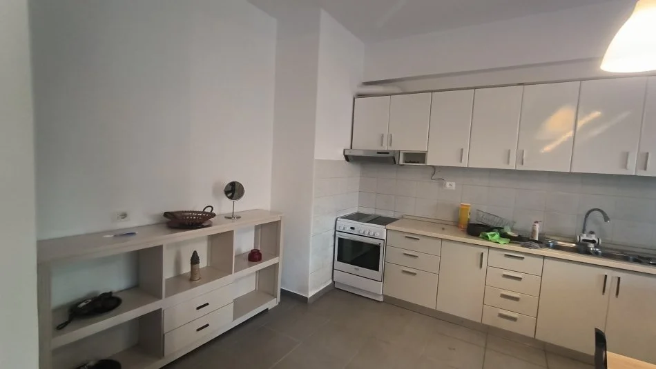 Tirane, jepet me qera apartament 1+1 Kati 2, 110 m² 501 € (Mbrapa kishes)