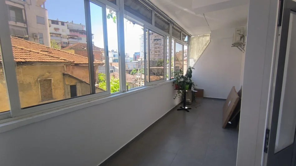 Tirane, jepet me qera apartament 1+1 Kati 2, 110 m² 501 € (Mbrapa kishes)