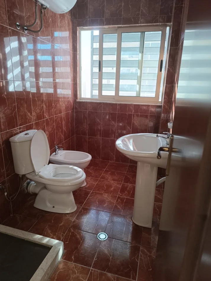 Tirane, jepet me qera apartament 1+1+Ballkon Kati 5, 50 m² 400 € (Ish Fusha e Aviacionit)