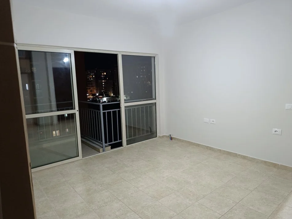 Tirane, jepet me qera apartament 1+1+Ballkon Kati 5, 50 m² 400 € (Ish Fusha e Aviacionit)
