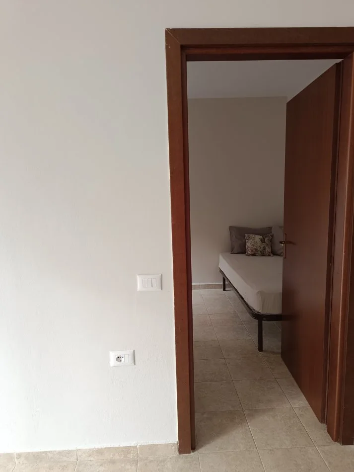 Tirane, jepet me qera apartament 1+1+Ballkon Kati 5, 50 m² 400 € (Ish Fusha e Aviacionit)