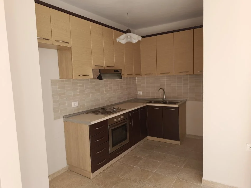 Tirane, jepet me qera apartament 1+1+Ballkon Kati 5, 50 m² 400 € (Ish Fusha e Aviacionit)