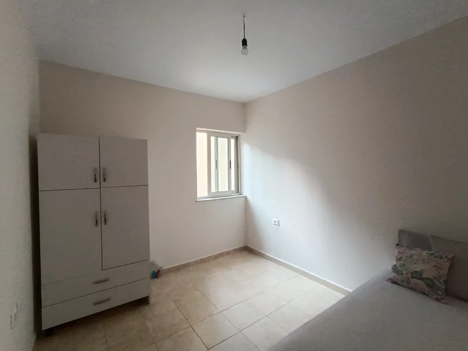 Tirane, jepet me qera apartament 1+1+Ballkon Kati 5, 50 m² 400 € (Ish Fusha e Aviacionit)