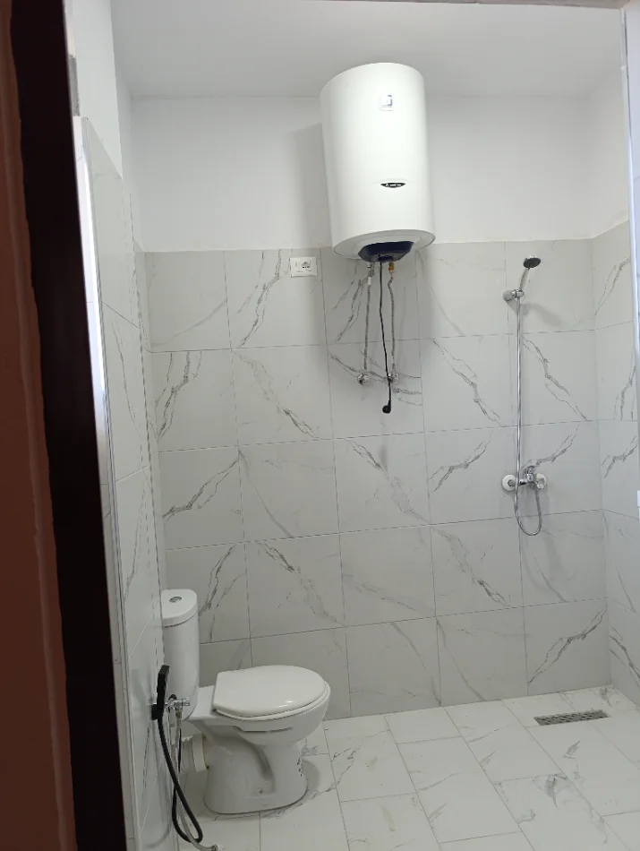 Tirane, jepet me qera apartament 1+1+Ballkon Kati 2, 65 m² 35.000 € (Rruga 7 nentori)