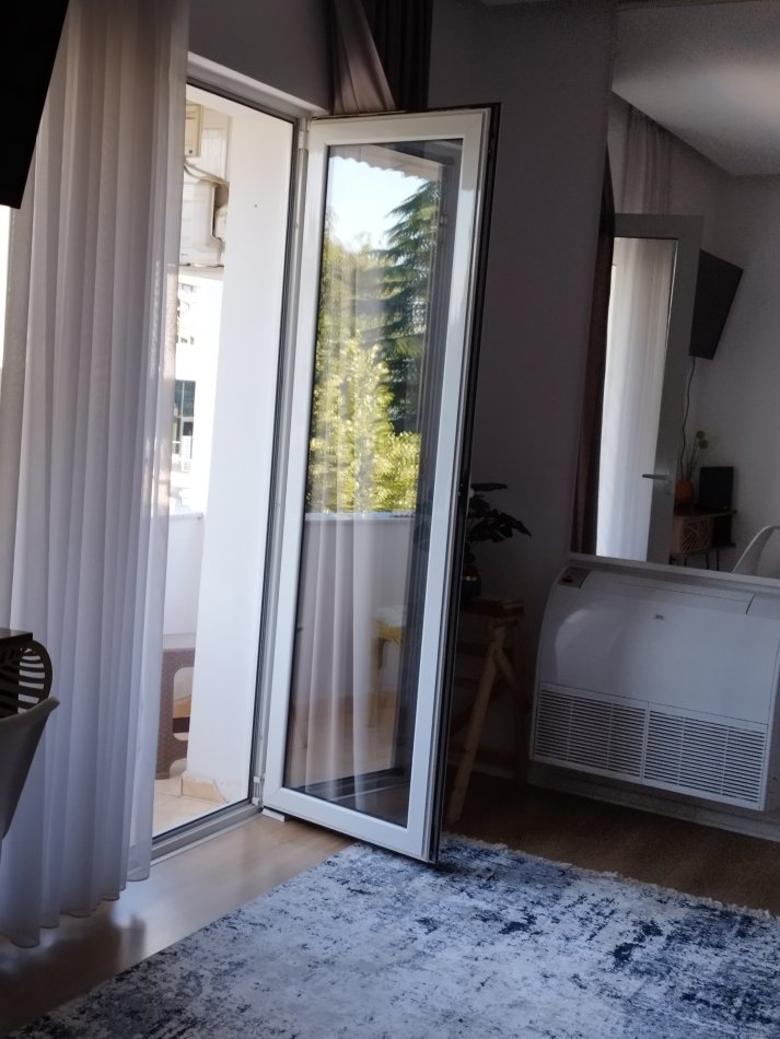 Pogradec, jepet me qera apartamen  ne Pogradec  perball liqenit  t Kati 2,    (Ne qender perball Hotel Enkelanes ,)