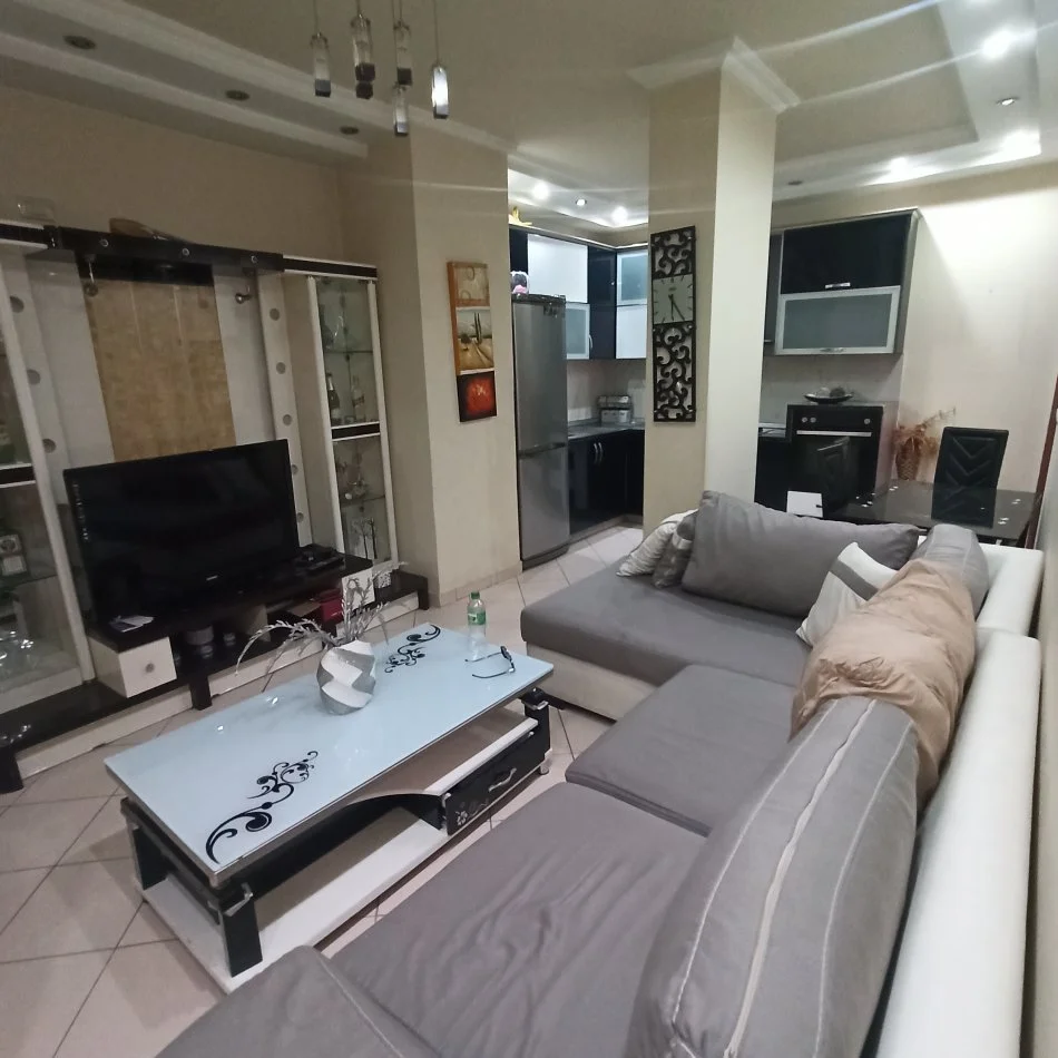 Tirane, jepet me qera apartament 3+1 Kati 11, 600 € 