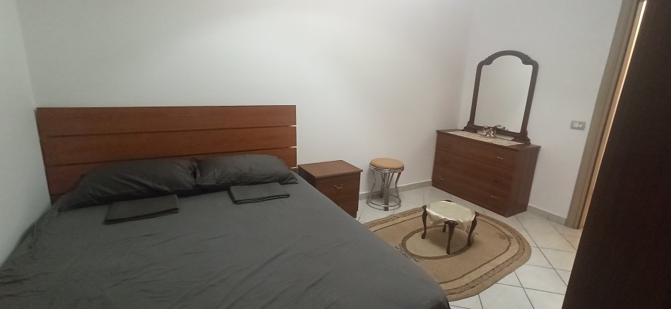 Tirane, jap me qera apartament 1+1+Ballkon Kati 4, 60 m² 350 € (Rruga Muhamet Deliu)