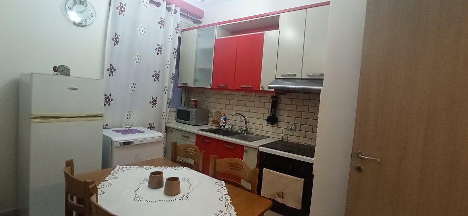 Tirane, jap me qera apartament 1+1+Ballkon Kati 4, 60 m² 350 € (Rruga Muhamet Deliu)
