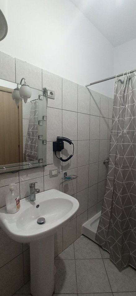 Tirane, jap me qera apartament 1+1+Ballkon Kati 4, 60 m² 350 € (Rruga Muhamet Deliu)