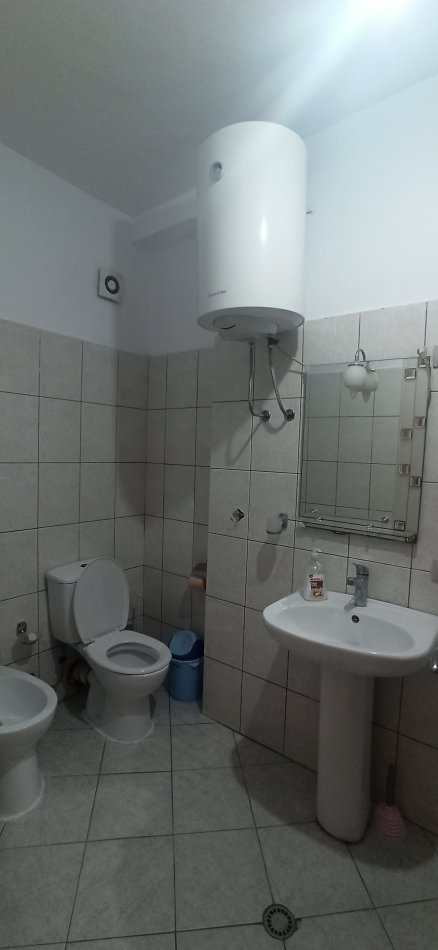 Tirane, jap me qera apartament 1+1+Ballkon Kati 4, 60 m² 350 € (Rruga Muhamet Deliu)