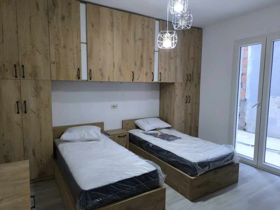 Tirane, jepet me qera garsonier 1+1+Aneks+Ballkon Kati 0, 51 m² 300 € 