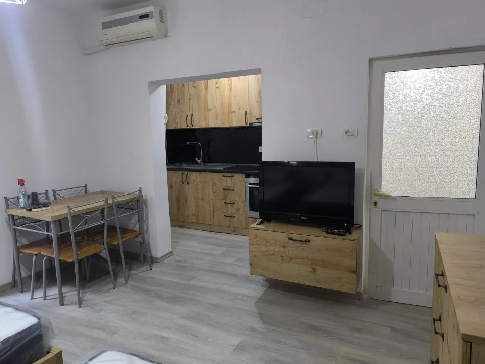 Tirane, jepet me qera garsonier 1+1+Aneks+Ballkon Kati 0, 51 m² 300 € 