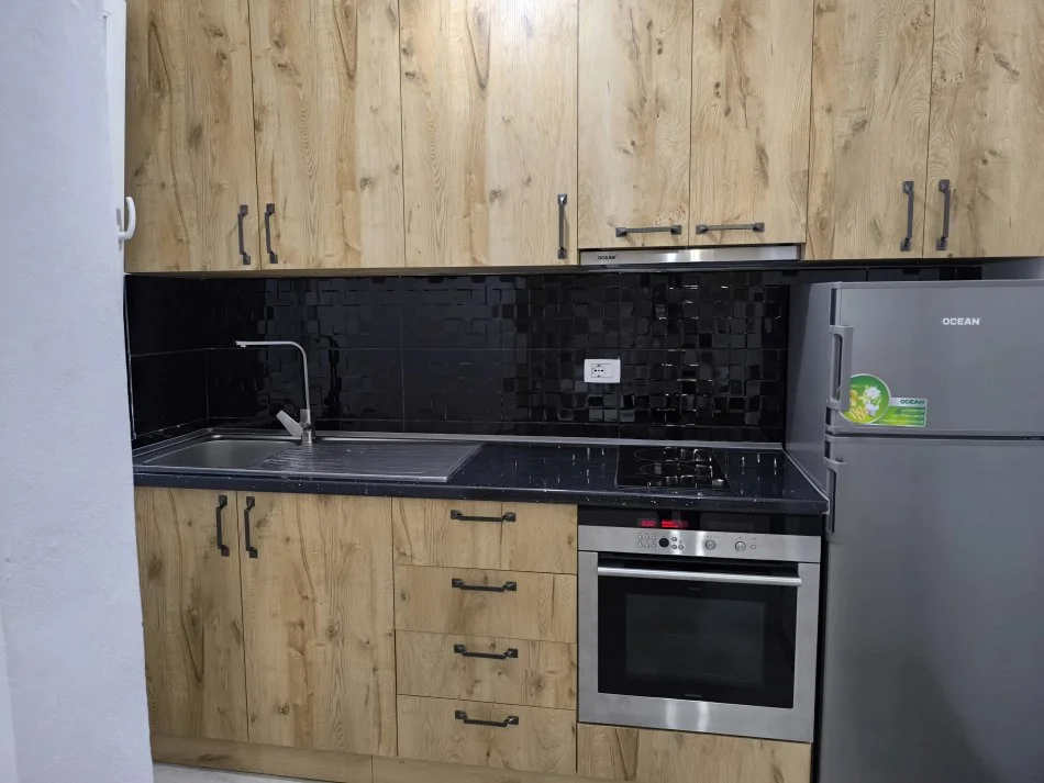 Tirane, jepet me qera garsonier 1+1+Aneks+Ballkon Kati 0, 51 m² 300 € 