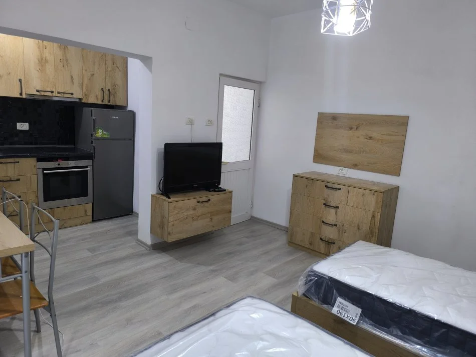 Tirane, jepet me qera garsonier 1+1+Aneks+Ballkon Kati 0, 51 m² 300 € 