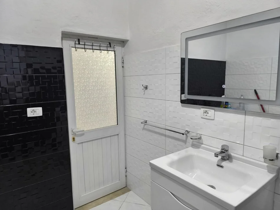 Tirane, jepet me qera garsonier 1+1+Aneks+Ballkon Kati 0, 51 m² 300 € 