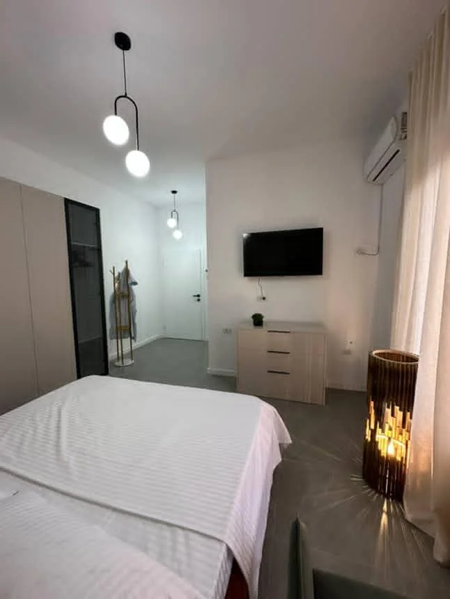 Shes Hotel 480m2  siperfaqe ne plazh Golem