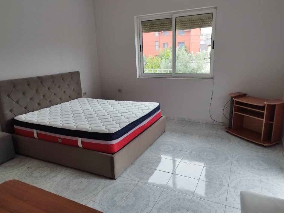 Tirane, jepet me qera Vile 1+1 Kati 2, 50 m² 350 € (Poshtë spitalit Amerikan 2)
