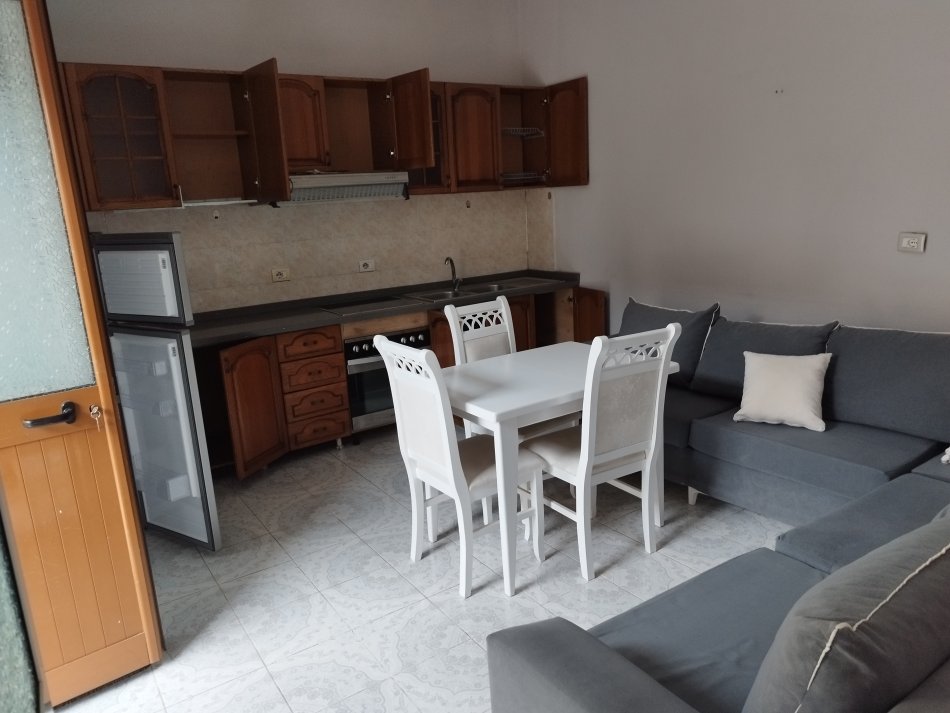 Tirane, jepet me qera Vile 1+1 Kati 2, 50 m² 350 € (Poshtë spitalit Amerikan 2)