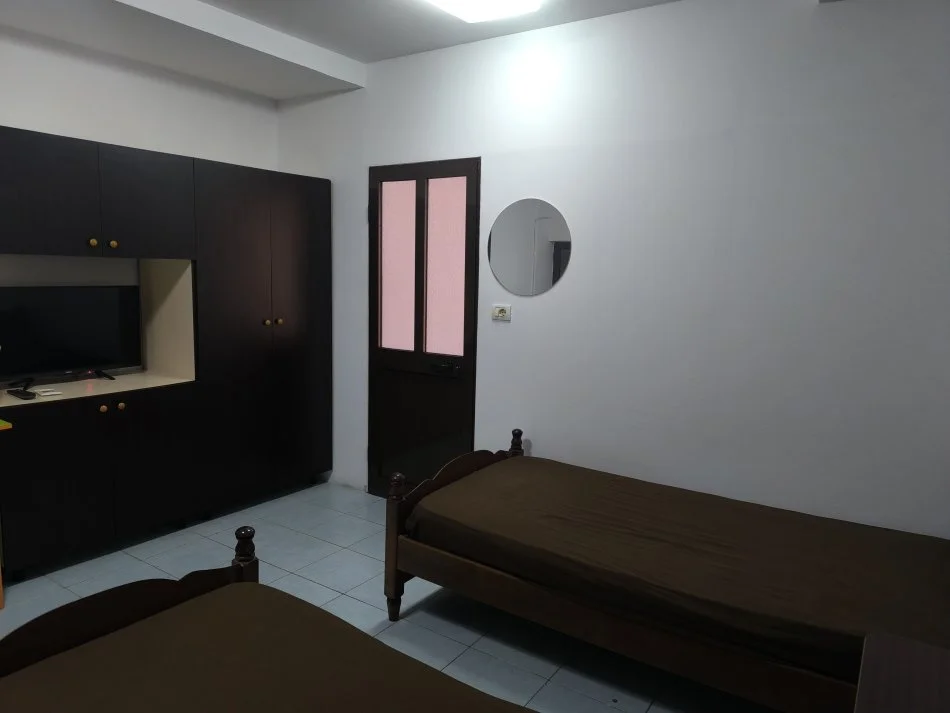 Tirane, jepet me qera garsonier 1+1 Kati 0, 30 m² 251 € (Gjergj Legisi)