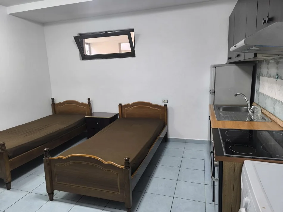 Tirane, jepet me qera garsonier 1+1 Kati 0, 30 m² 251 € (Gjergj Legisi)