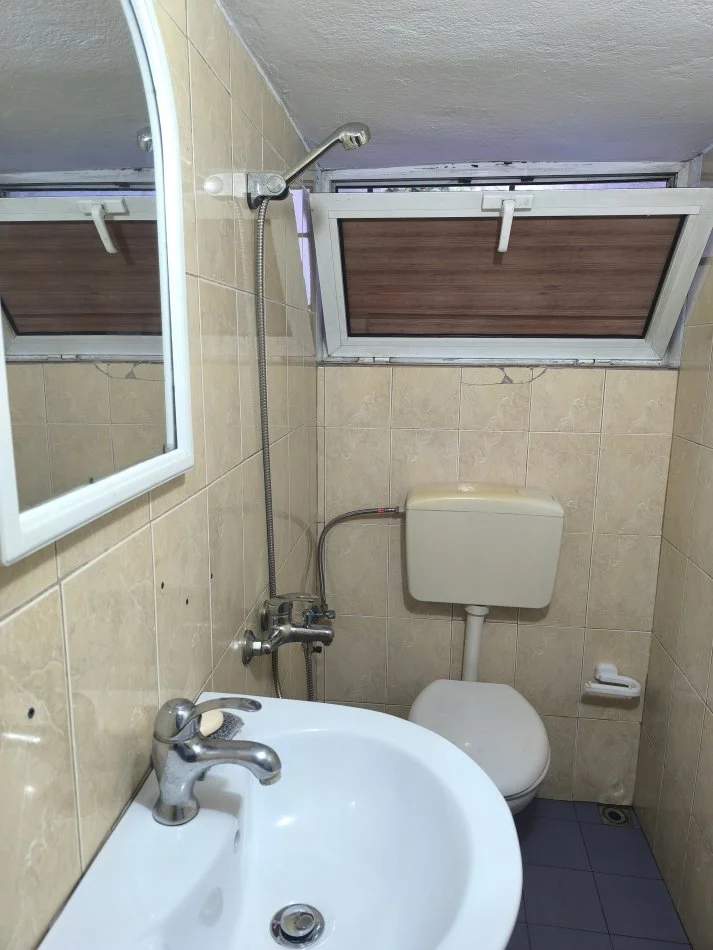 Tirane, jepet me qera garsonier 1+1 Kati 0, 30 m² 251 € (Gjergj Legisi)