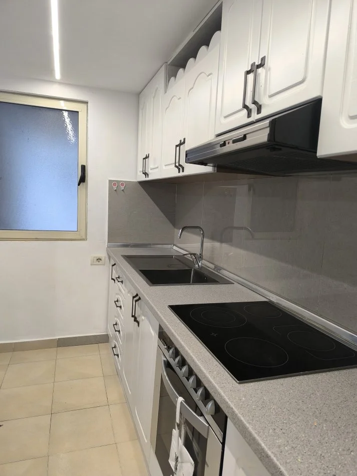 Tirane, jepet me qera Vile 1+1+Aneks+Ballkon Kati 2, 85 m² 400 € (Gjergj Legisi)