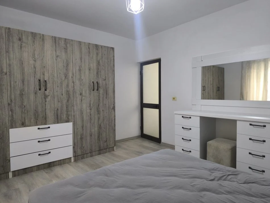 Tirane, jepet me qera Vile 1+1+Aneks+Ballkon Kati 2, 85 m² 400 € (Gjergj Legisi)