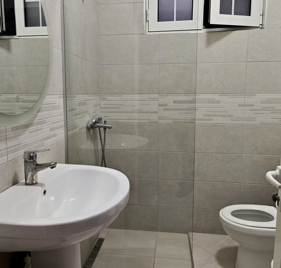 Tirane, jepet me qera apartament 1+1 Kati 0, 70 m² 400 € (Allias)