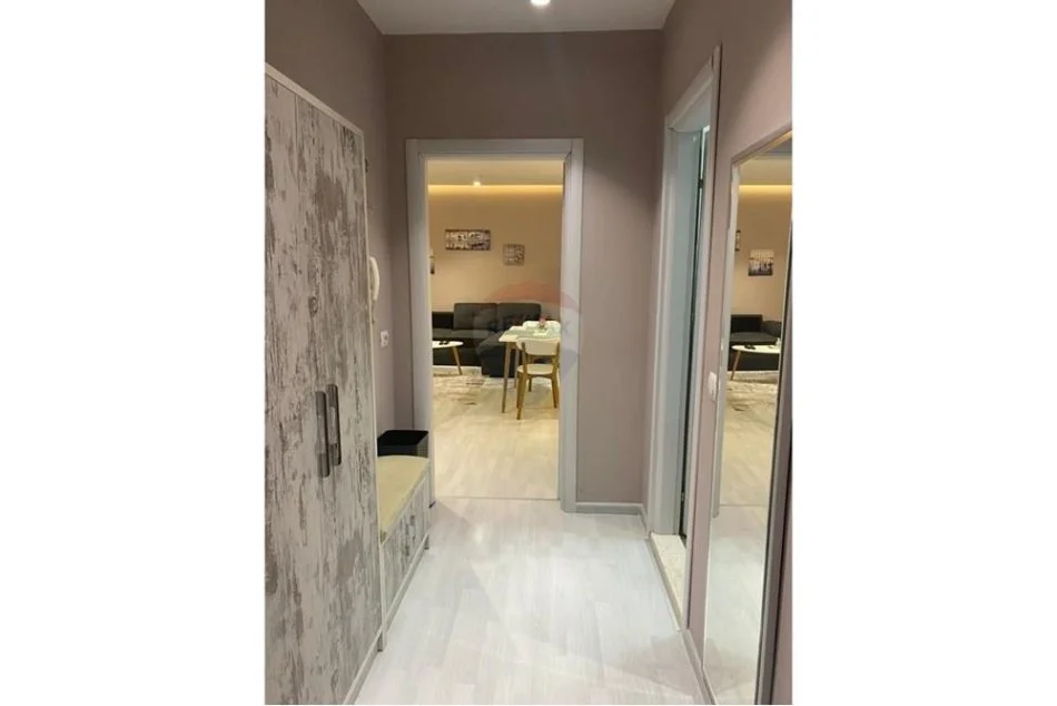 Tirane, jepet me qera apartament 1+1+Ballkon Kati 4, 70 m² 700 € (Stacioni trenit)