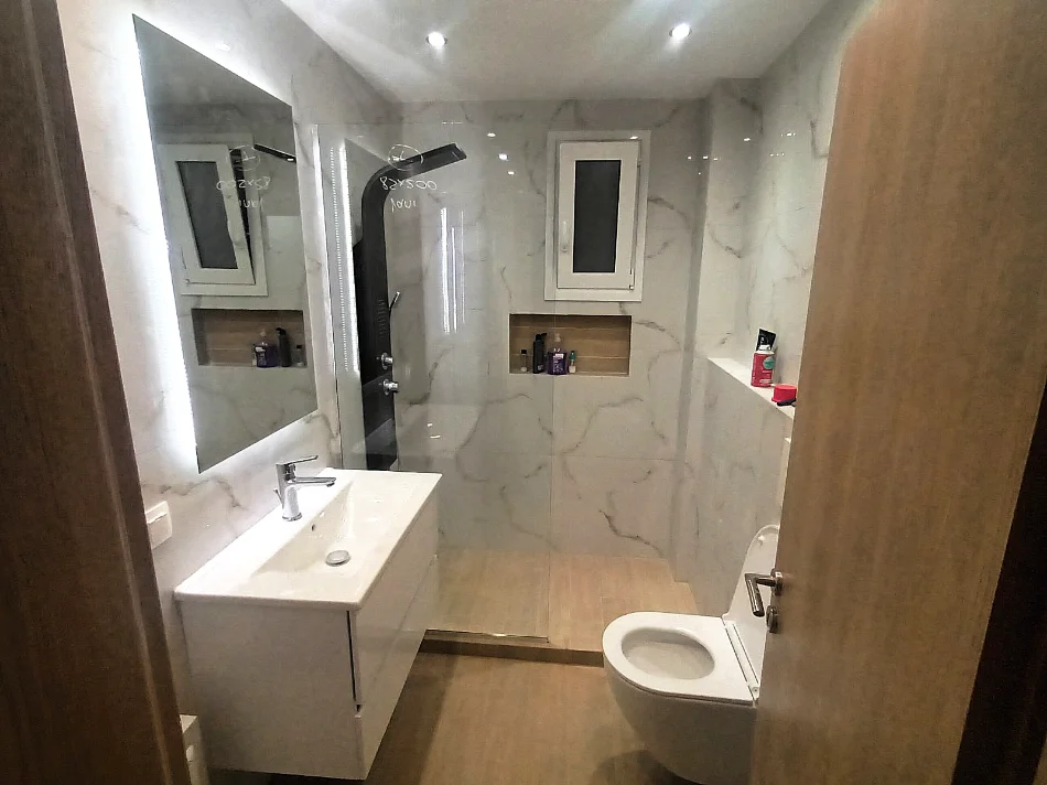 Tirane, jepet me qera apartament 1+1 Kati 5, 65 m² 300 € (Rruga Llambi Bonata)