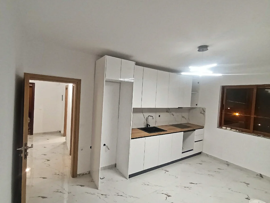 Tirane, jepet me qera apartament 1+1 Kati 5, 65 m² 300 € (Rruga Llambi Bonata)