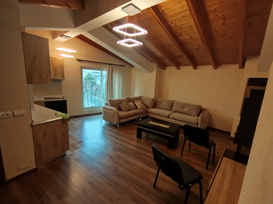 Tirane, jepet me qera apartament 1+1+Ballkon Kati 3, 65 m² 300 € (Rruga Teki Selenica)