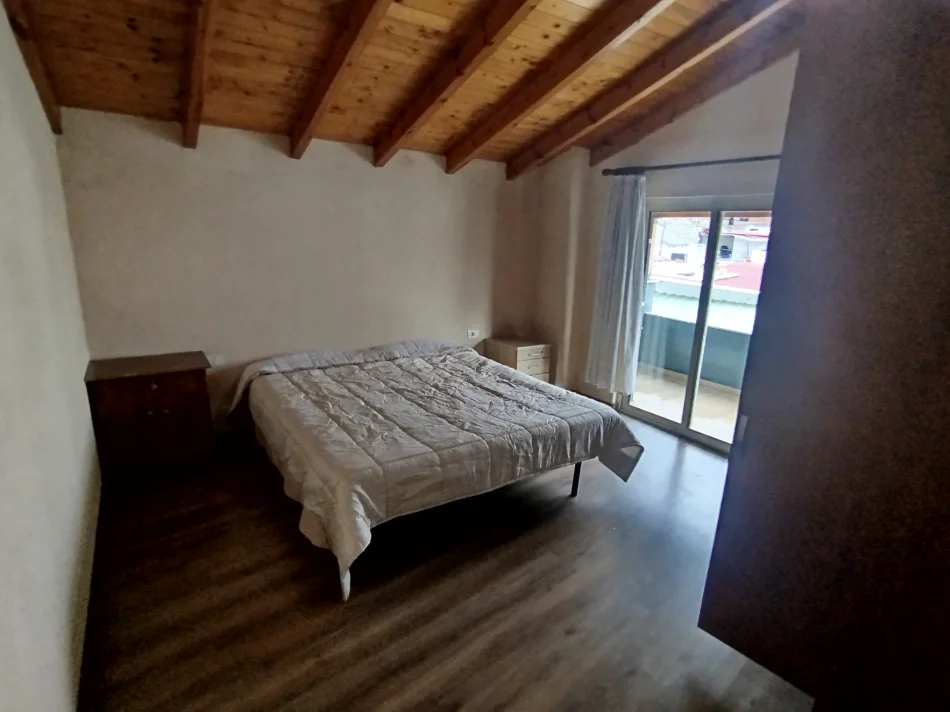 Tirane, jepet me qera apartament 1+1+Ballkon Kati 3, 65 m² 300 € (Rruga Teki Selenica)