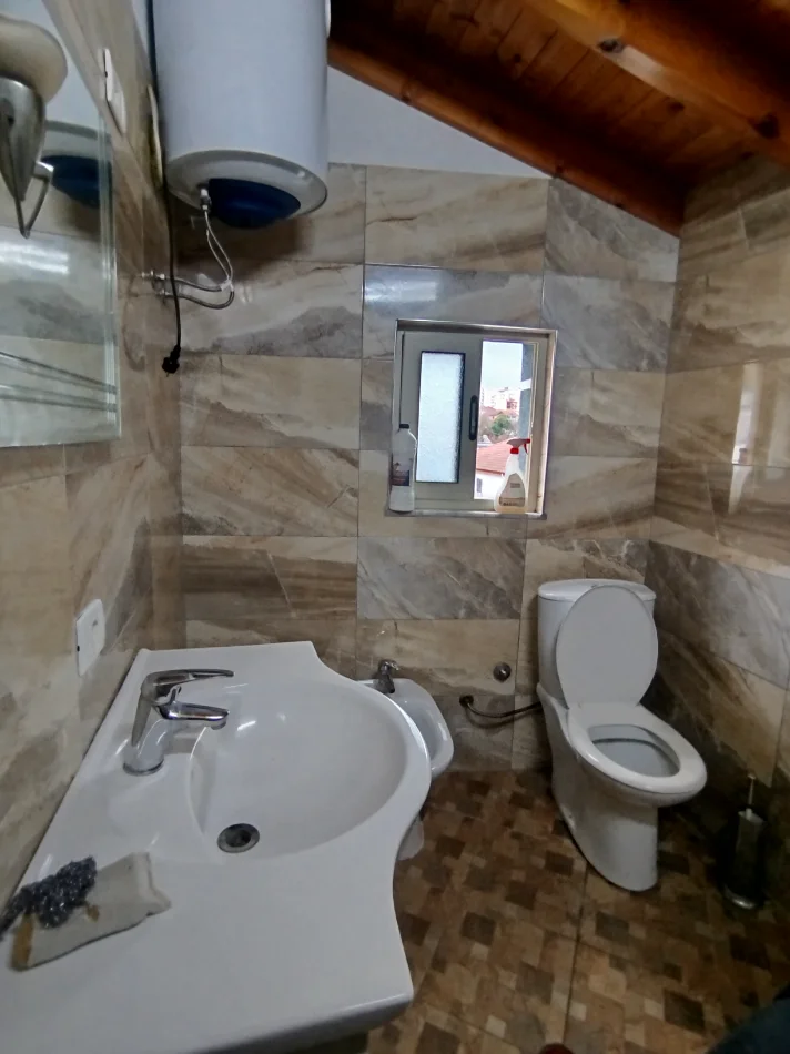 Tirane, jepet me qera apartament 1+1+Ballkon Kati 3, 65 m² 300 € (Rruga Teki Selenica)