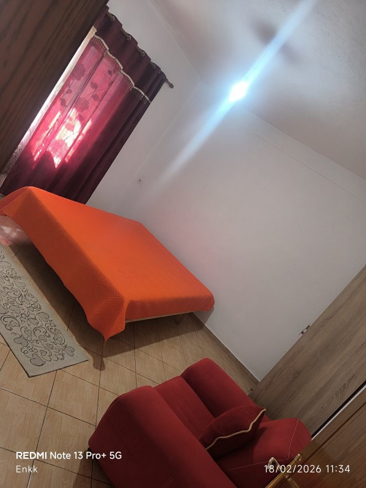 Tirane, jap me qera shtepi 2+1+Ballkon Kati 1, 75 m² 350 € (Rruga Krist Maloki)