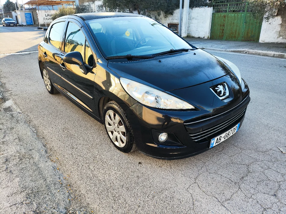 Durres, makine Peugeot 207 Benzin+Gaz, e zeze manuale 166.000 km 2.100 €