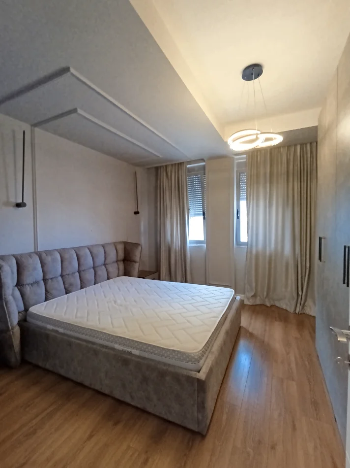 Tirane, jepet me qera apartament 2+1+Ballkon Kati 8, 90 m² 800 € (ISH PARKU, RRUGA KAVAJES)