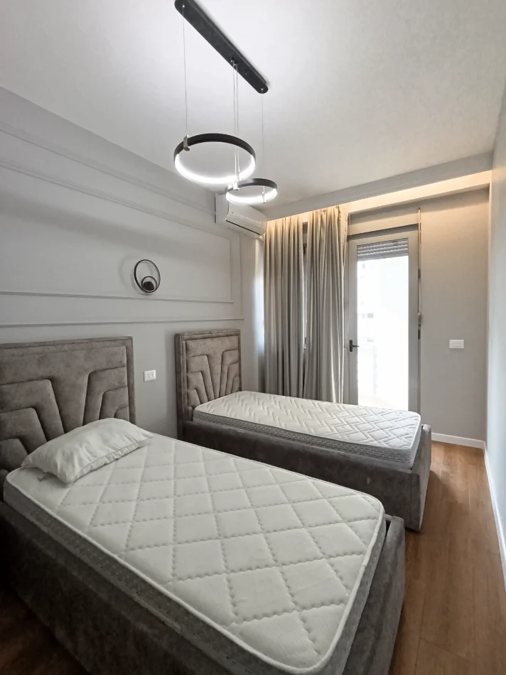 Tirane, jepet me qera apartament 2+1+Ballkon Kati 8, 90 m² 800 € (ISH PARKU, RRUGA KAVAJES)