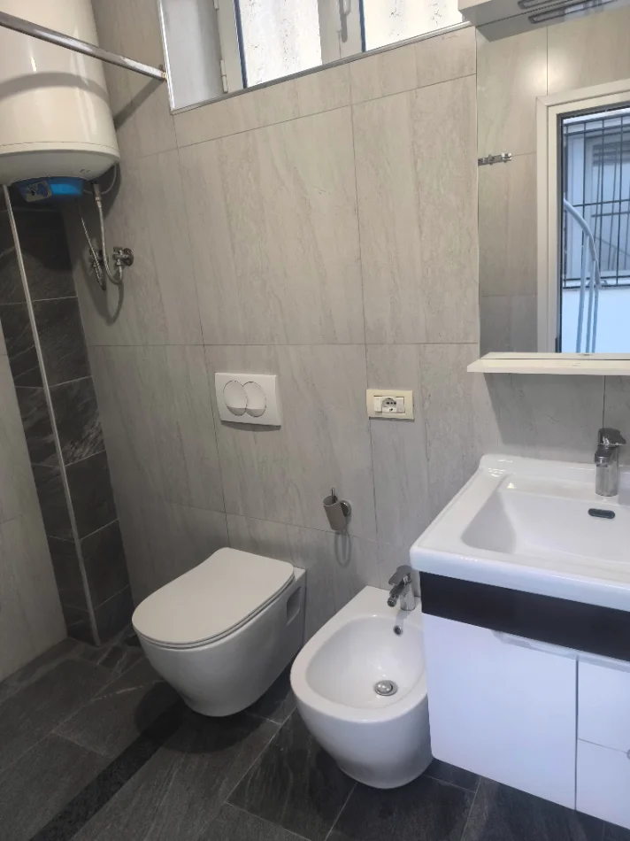 Tirane, jepet me qera shtepi 1+1+Aneks+Ballkon Kati 0, 105 m² 400 € (Qazim Vathi)
