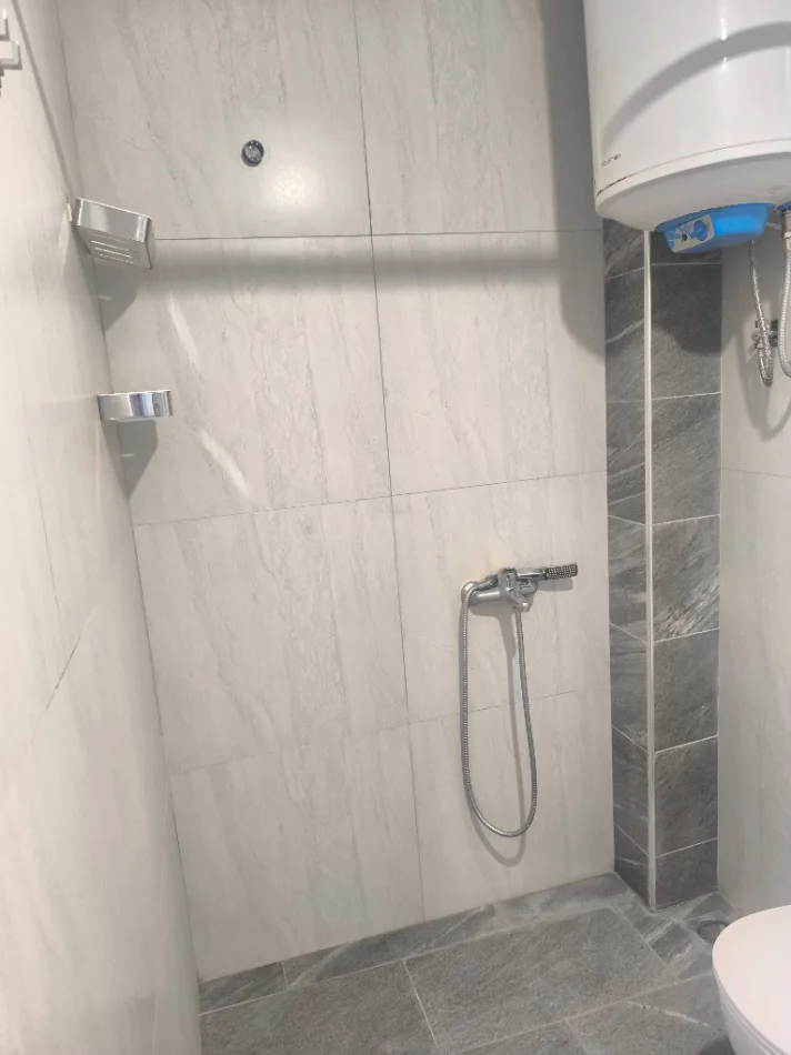 Tirane, jepet me qera shtepi 1+1+Aneks+Ballkon Kati 0, 105 m² 400 € (Qazim Vathi)