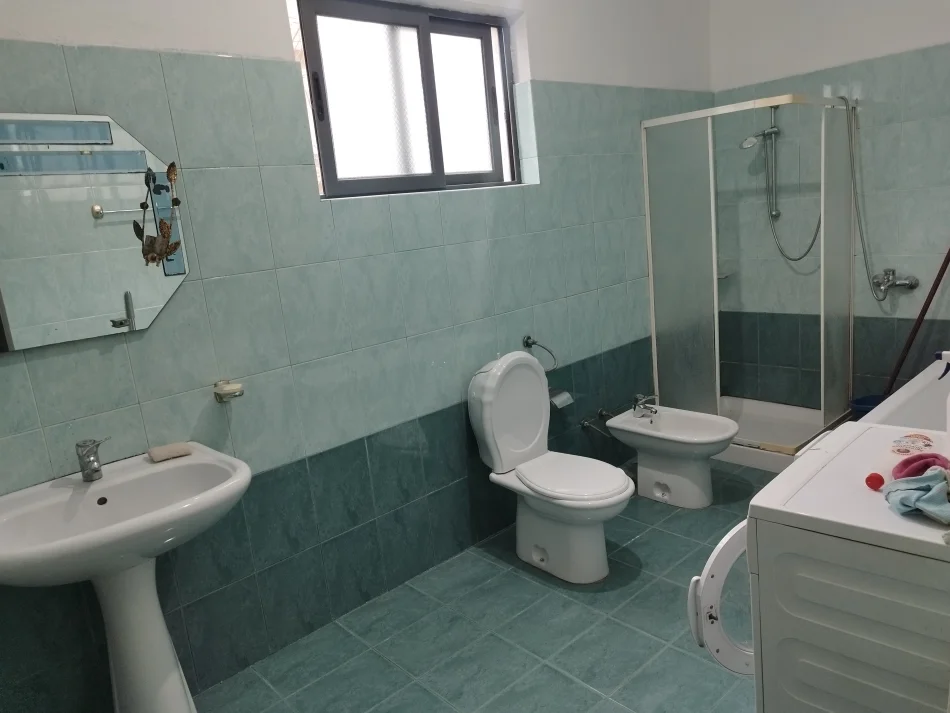 Tirane, jepet me qera shtepi 1+1 Kati 1, 50 m² 300 € (Rruga 5 Maj, afër fabrikës së këpucëve.)