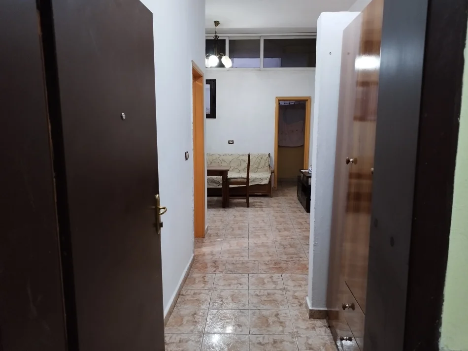 Tirane, jepet me qera Vile 1+1 Kati 1, 50 m² 300 €, (Rruga 5 Maj pranë Concord Center.)