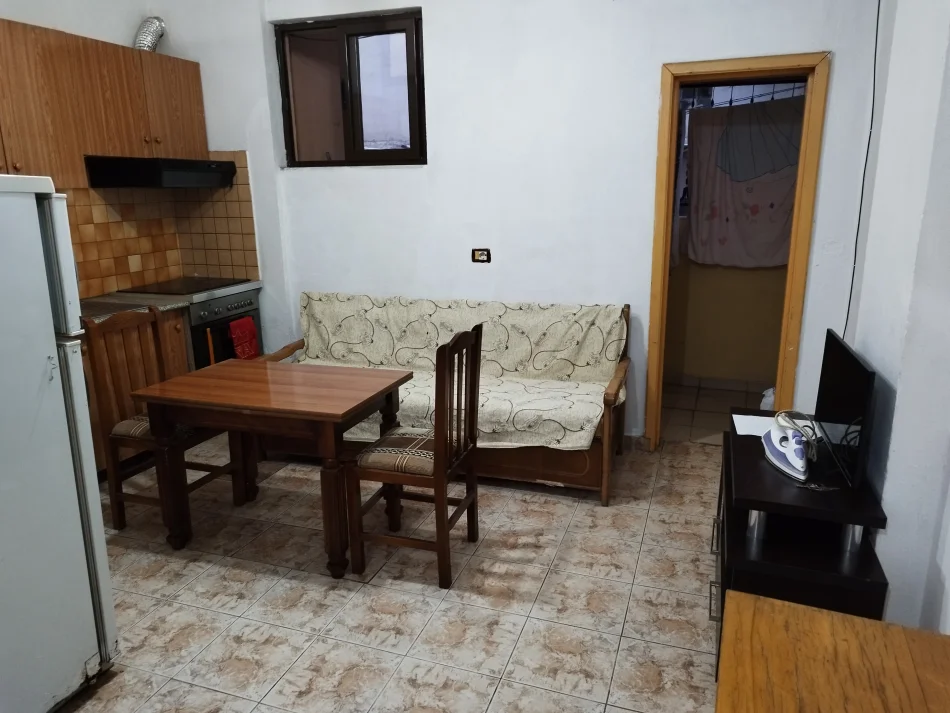 Tirane, jepet me qera Vile 1+1 Kati 1, 50 m² 300 €, (Rruga 5 Maj pranë Concord Center.)