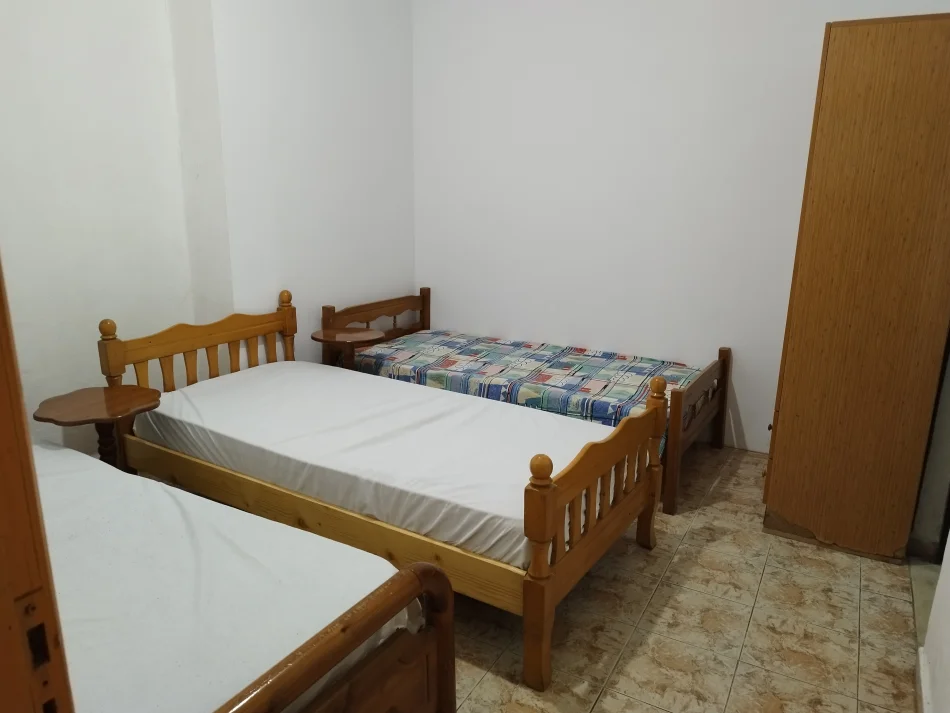 Tirane, jepet me qera Vile 1+1 Kati 1, 50 m² 300 €, (Rruga 5 Maj pranë Concord Center.)