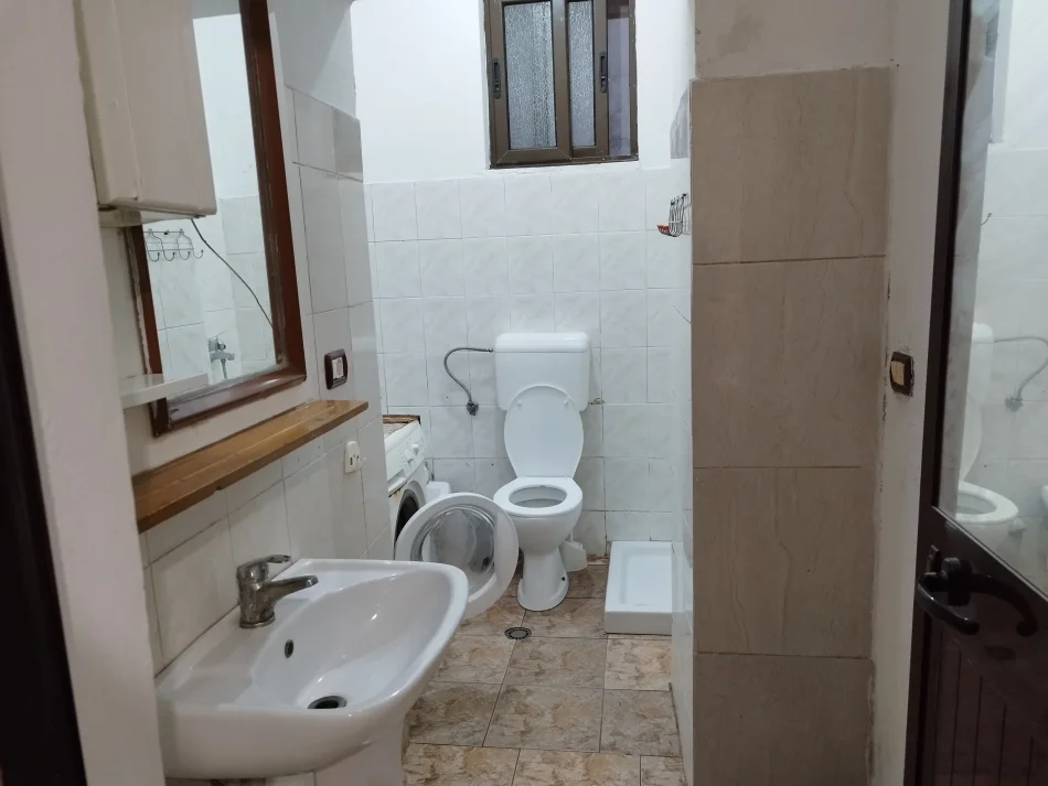 Tirane, jepet me qera Vile 1+1 Kati 1, 50 m² 300 €, (Rruga 5 Maj pranë Concord Center.)