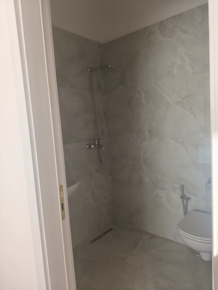 Tirane, jepet me qera apartament 2+1+Ballkon Kati 4, 96 m² 700 € (Rruga 5maji)