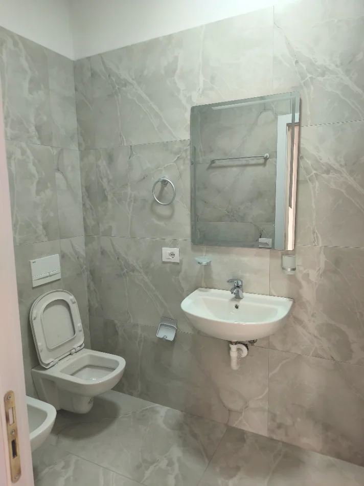 Tirane, jepet me qera apartament 2+1+Ballkon Kati 4, 96 m² 700 € (Rruga 5maji)