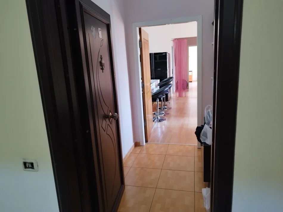 Tirane, jepet me qera apartament 2+1 Kati 7, 120 m² 550 € (Afër Vilës Gold)